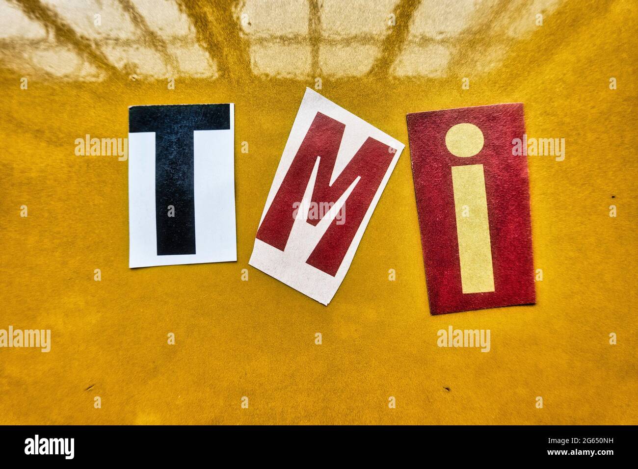 L'acronimo TMI è l'abbreviazione di "Too much Information" (troppo informazioni) ed è scritto in Ransom note Style tipography, USA Foto Stock
