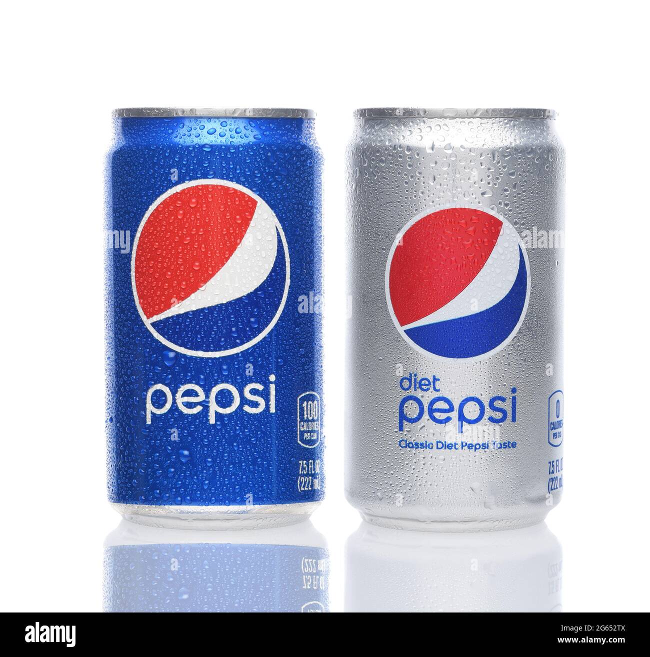 IRVINE, CALIFORNIA - 26 GIUGNO 2021: Una lattina di 7.5 once di Pepsi e Dieta Pepsi su bianco con riflessione. Foto Stock