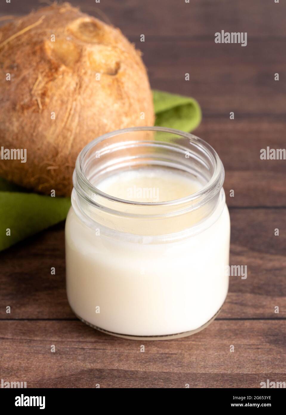 Una barattina di olio di cocco solidificato una sana alternativa agli oli vegetali Foto Stock