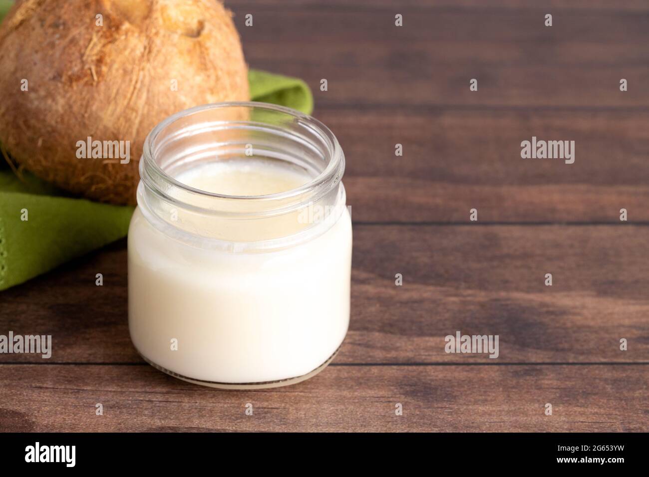 Una barattina di olio di cocco solidificato una sana alternativa agli oli vegetali Foto Stock