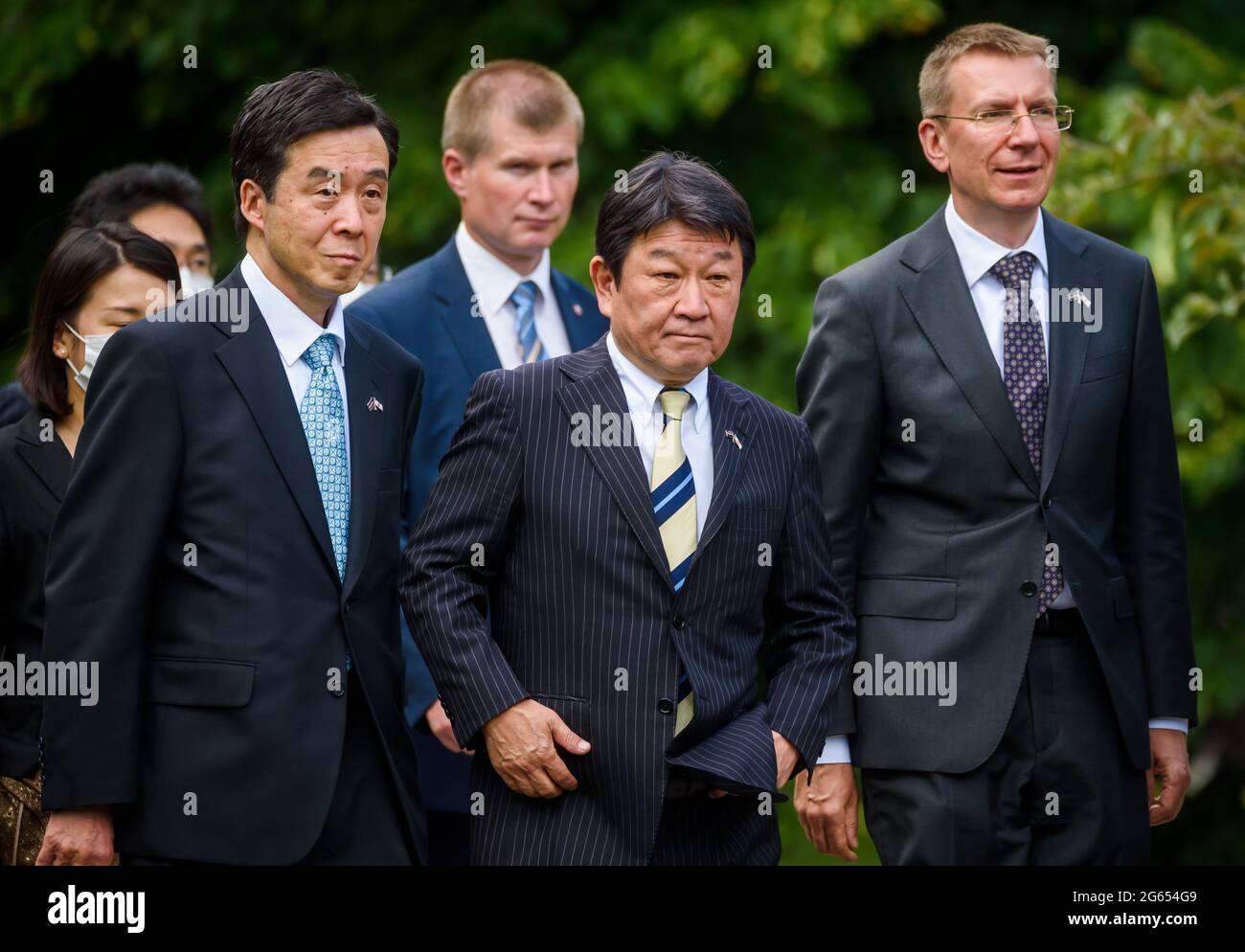 RIGA, LETTONIA. 2 luglio 2021. Toshimitsu Motegi (C), ministro degli Esteri giapponese ed Edgars Rinkevics (R), ministro degli Esteri lettone, partecipa all'evento di piantagione di alberi comuni. Foto Stock