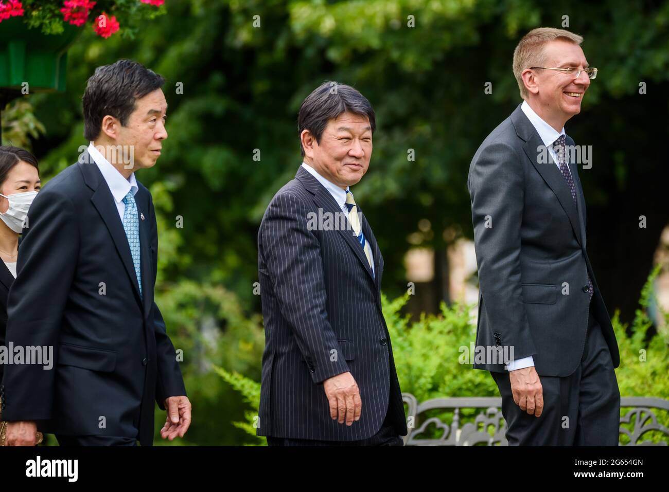RIGA, LETTONIA. 2 luglio 2021. Toshimitsu Motegi (C), ministro degli Esteri giapponese ed Edgars Rinkevics (R), ministro degli Esteri lettone, partecipa all'evento di piantagione di alberi comuni. Foto Stock