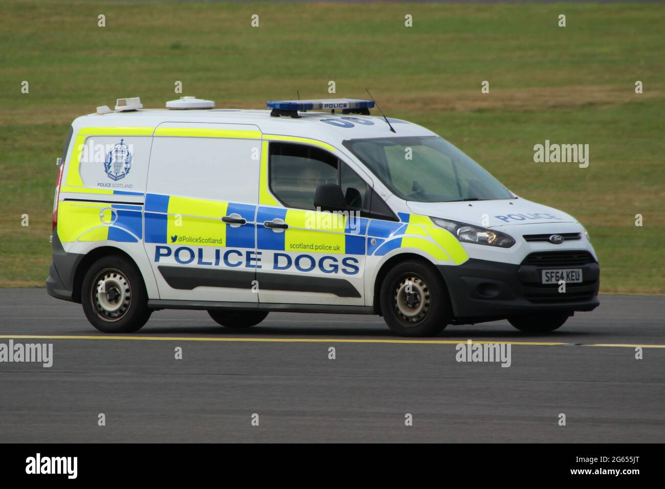 SF64 KEU, un furgone Ford Transit Connect utilizzato dalla polizia Scotland Dog Unit, all'aeroporto di Prestwick durante la visita del presidente degli Stati Uniti Donald Trump nel 2018. Foto Stock