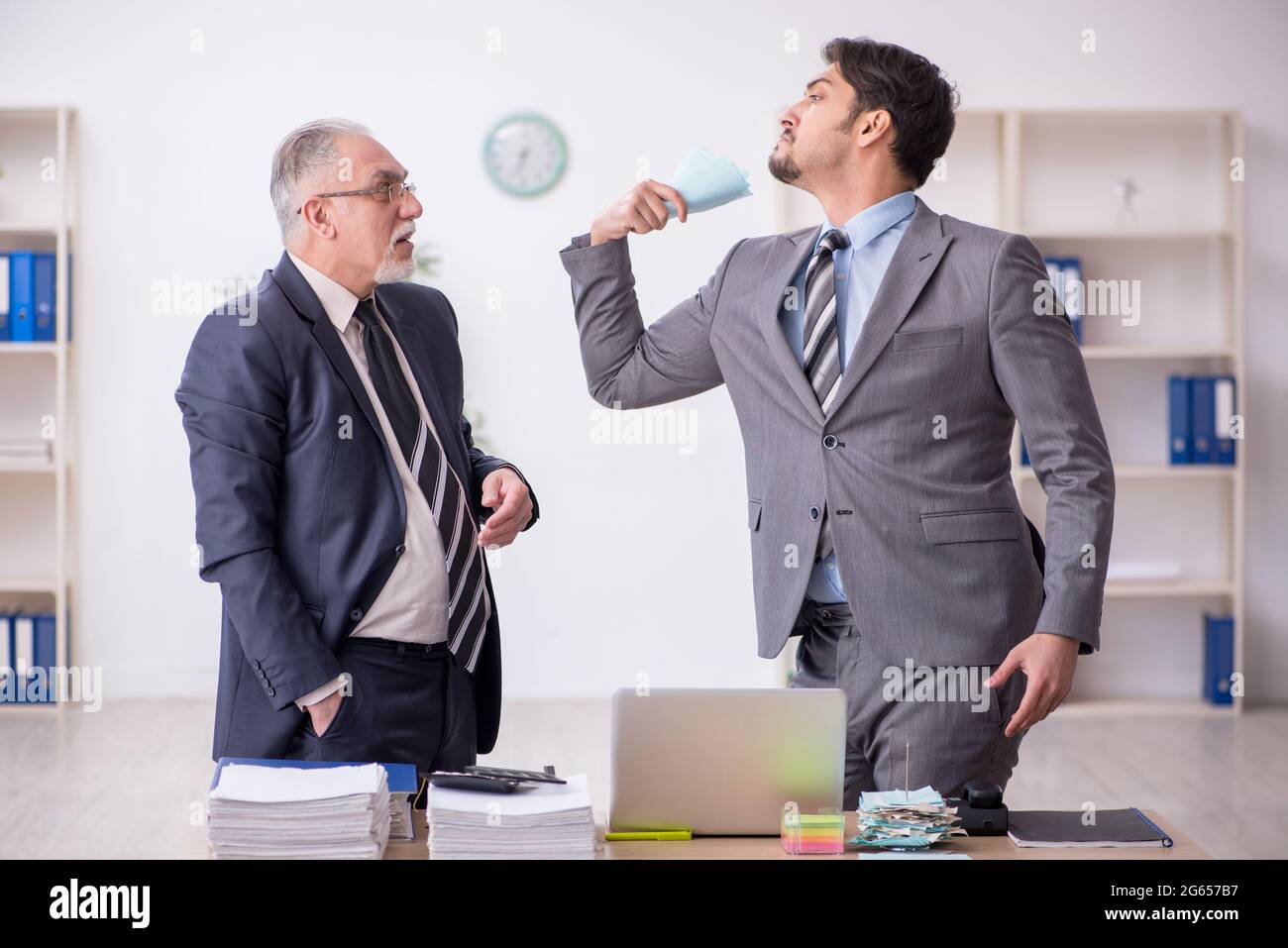 Due contabili maschi nel concetto di pianificazione del budget sul posto di lavoro Foto Stock