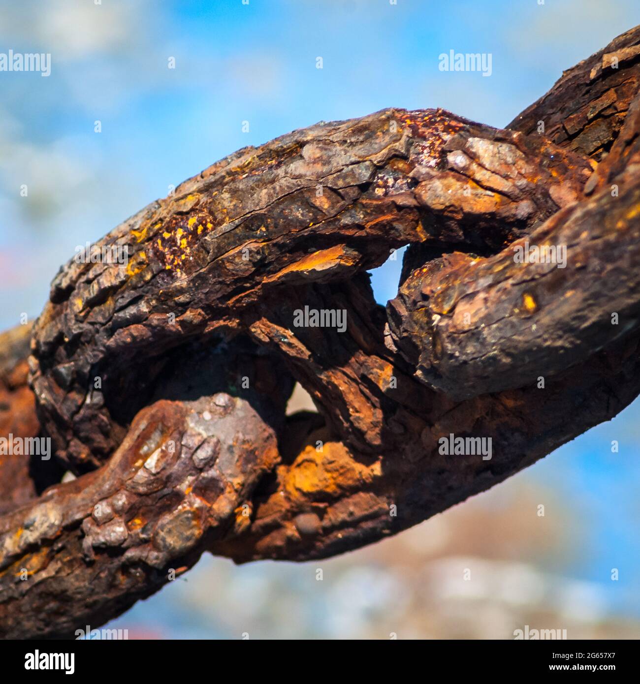 Vecchia catena di ferro arrugginita che tiene l'ancora delle barche. Foto Stock