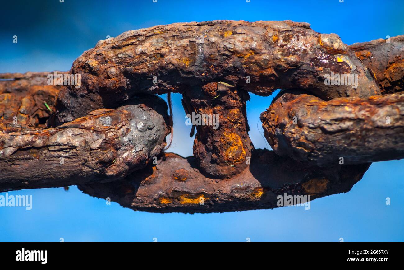 Vecchia catena di ferro arrugginita che tiene l'ancora delle barche Foto  stock - Alamy
