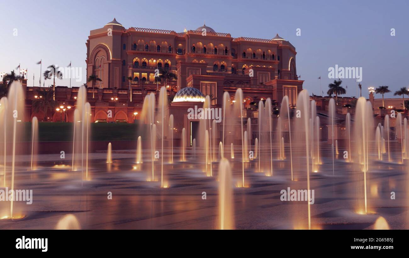 Emirates Palace Hotel e fontane al tramonto, Abu Dhabi, Emirati Arabi Uniti. Foto Stock