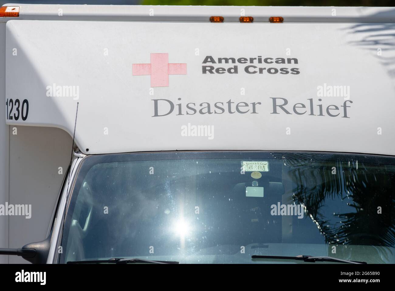 Surfside, FL, Stati Uniti d'America - 2 luglio 2021: American Red Cross Disaster Relief Truck sul posto presso il Champlain Towers Collapse Surfside FL Foto Stock