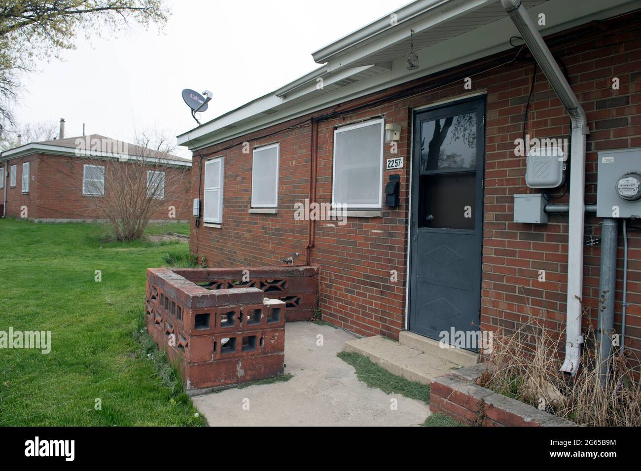 Gary, Indiana, Stati Uniti. 28 Apr 2021. Le unità vacanti di Delaney Projects, una delle numerose comunità di alloggi pubblici nel centro di GaryÃs, saranno demolite man mano che proseguirà il processo di riqualificazione in questa fiorente città siderurgica. Una volta una città segregata con i neri che sono stati autorizzati a vivere solo nella sezione Midtown della città, Gary, è diventato famoso per le opportunità di lavoro che migliaia di lavoratori hanno cercato nelle fabbriche di acciaio degli Stati Uniti. Mentre l'industria siderurgica ha aiutato la città di Gary a prosperare e a crescere, l'industria siderurgica ha anche aiutato la città a diminuire, poiché la chiusura della fabbrica ha portato a tho Foto Stock