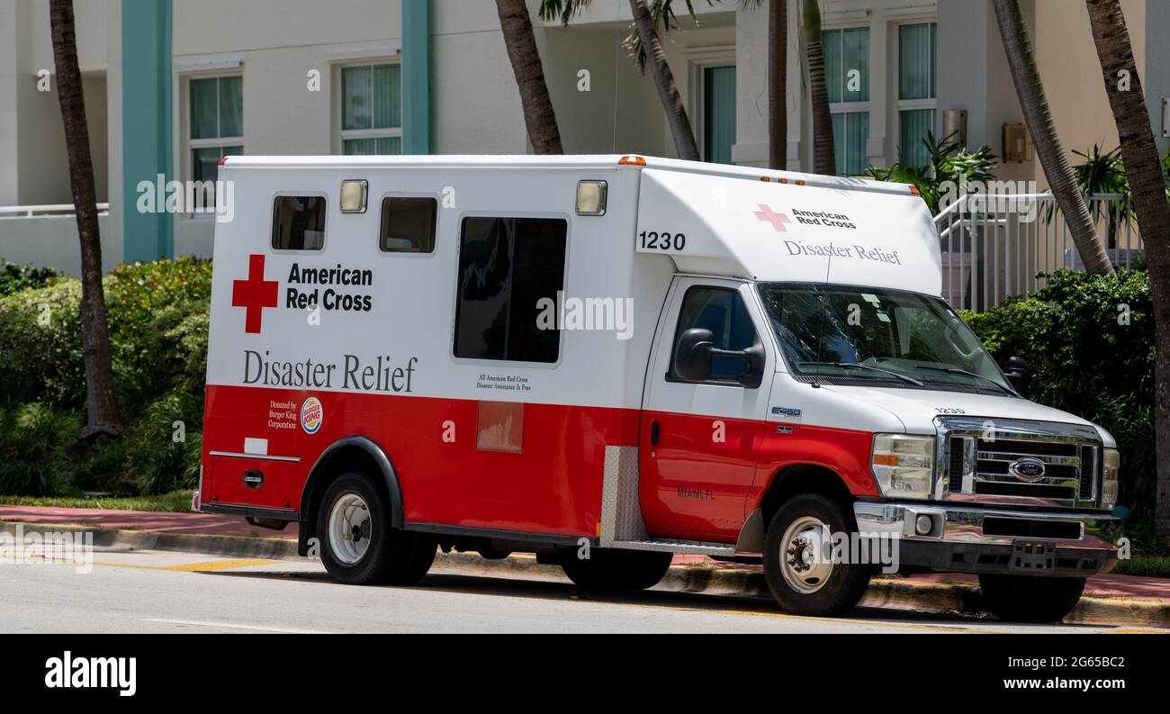 Miami, FL, USA - 2 luglio 2021: Foto di un camion americano di soccorso in caso di disastri della Croce Rossa a Miami presso il sito di crollo delle Champlain Towers Foto Stock