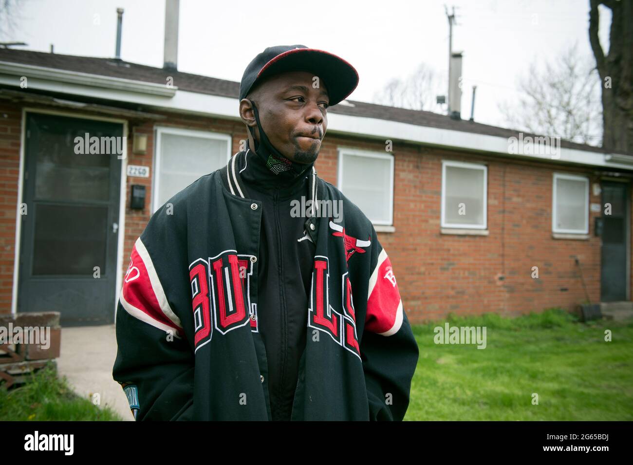 Gary, Indiana, Stati Uniti. 28 Apr 2021. Arion Knight, 44 anni, si trova fuori dal suo piccolo duplex dove heÃs ha vissuto nella comunità degli alloggi pubblici cityÃs Delaney Projects per 10 anni, ma presto sarà costretto ad andarsene. 'IÃll essere senza casa quando finalmente chiudere questo luogo. Ero senza tetto prima, donÃt mi spaventa. IÃll va bene,' ha detto Knight, che è uno dei soli una dozzina di residenti che vivono in mezzo a case ormai vuote. Questa comunità, come molti altri a Gary, sarà demolita mentre continua il processo di riqualificazione in questa fiorente città siderurgica. Una volta una città segregata con i neri che sono permessi soltanto Foto Stock