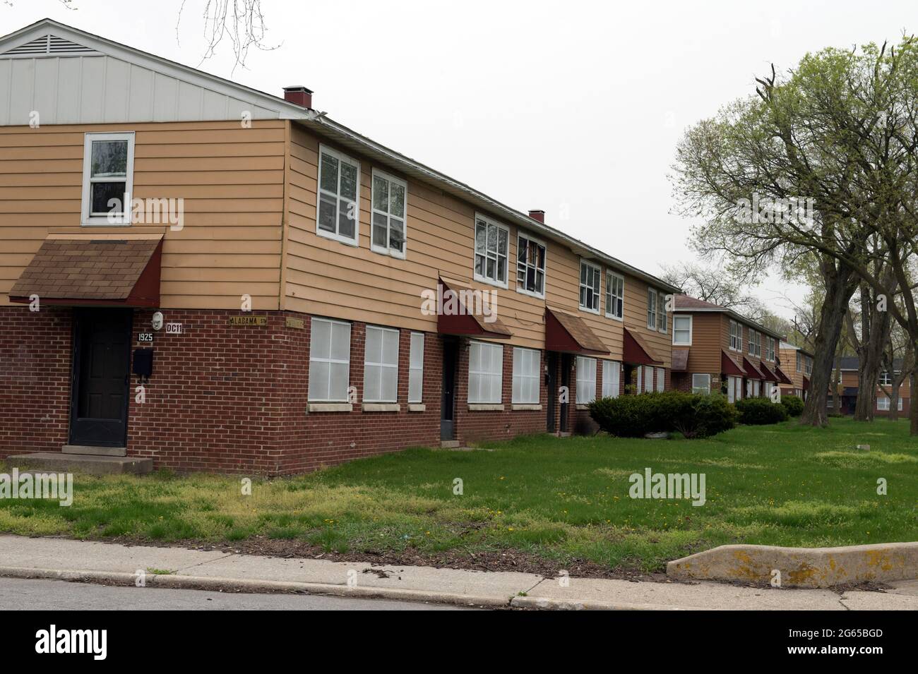 Gary, Indiana, Stati Uniti. 28 Apr 2021. Dorie Miller case pubbliche nel centro di cityÃs, conosciuta come una delle comunità a basso reddito della sezione 8 di GaryÃs Ã, è ora vacante e in attesa di uno sviluppatore per radere gli edifici per nuove case.una volta una città segregata con i neri che possono vivere solo nella sezione Midtown della città, Gary, divenne famoso per le opportunità di lavoro che migliaia di lavoratori cercavano nelle acciaierie degli Stati Uniti. Mentre l'industria siderurgica aiutò la città di Gary a prosperare e crescere, l'industria siderurgica aiutò anche la città a declinare, come la chiusura delle fabbriche ha portato t Foto Stock