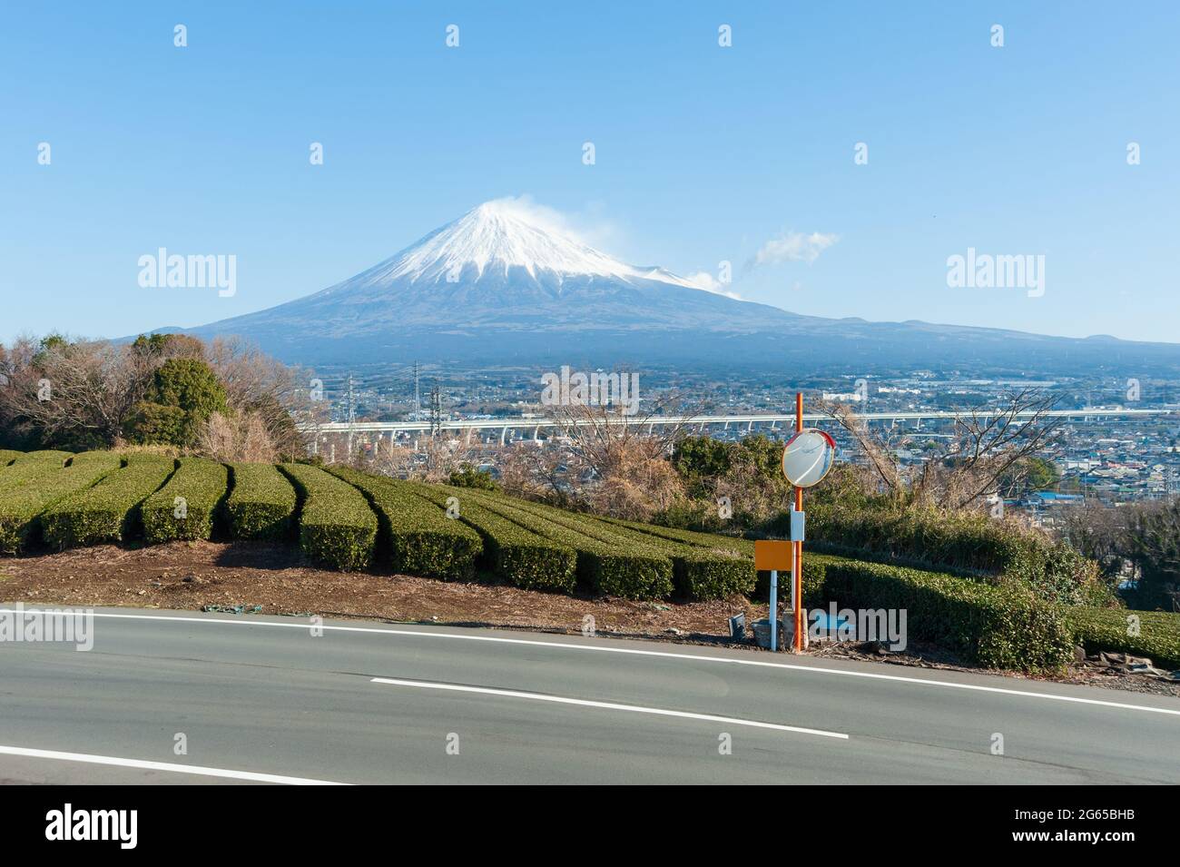 Monte Fuji con piantagione di neve e tè verde a Yamamoto, città di Fujinomiya, Prefettura di Shizuoka, Giappone. Strada con specchio stradale. Foto Stock