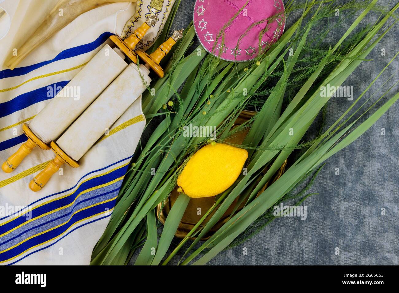Festival Ebraico rituale di Sukkot nel simbolo religioso ebraico Etrog, Lulav kippah e Tallit Foto Stock