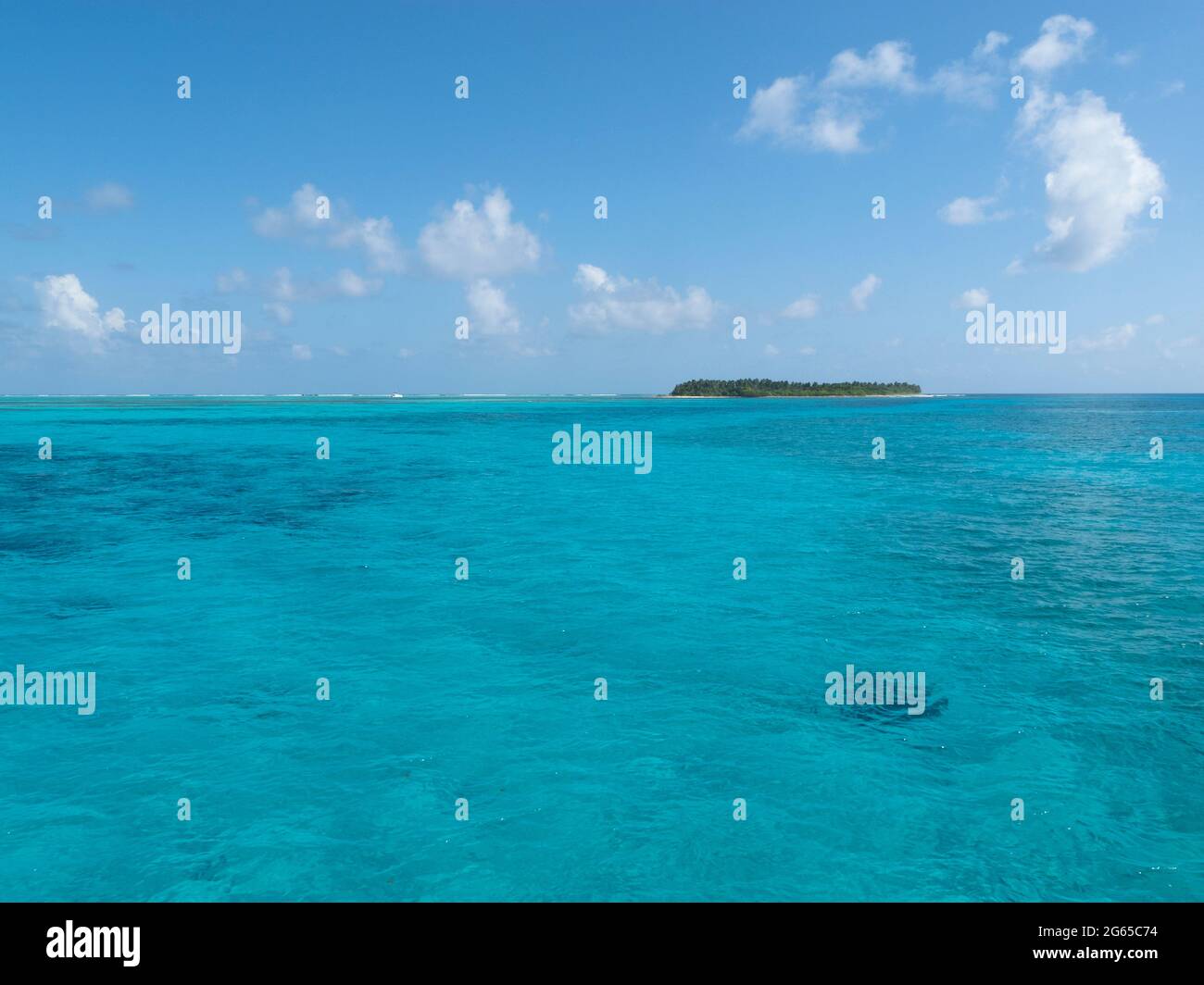 Una piccola isola è circondata dal teal Caribbean Water. Foto Stock