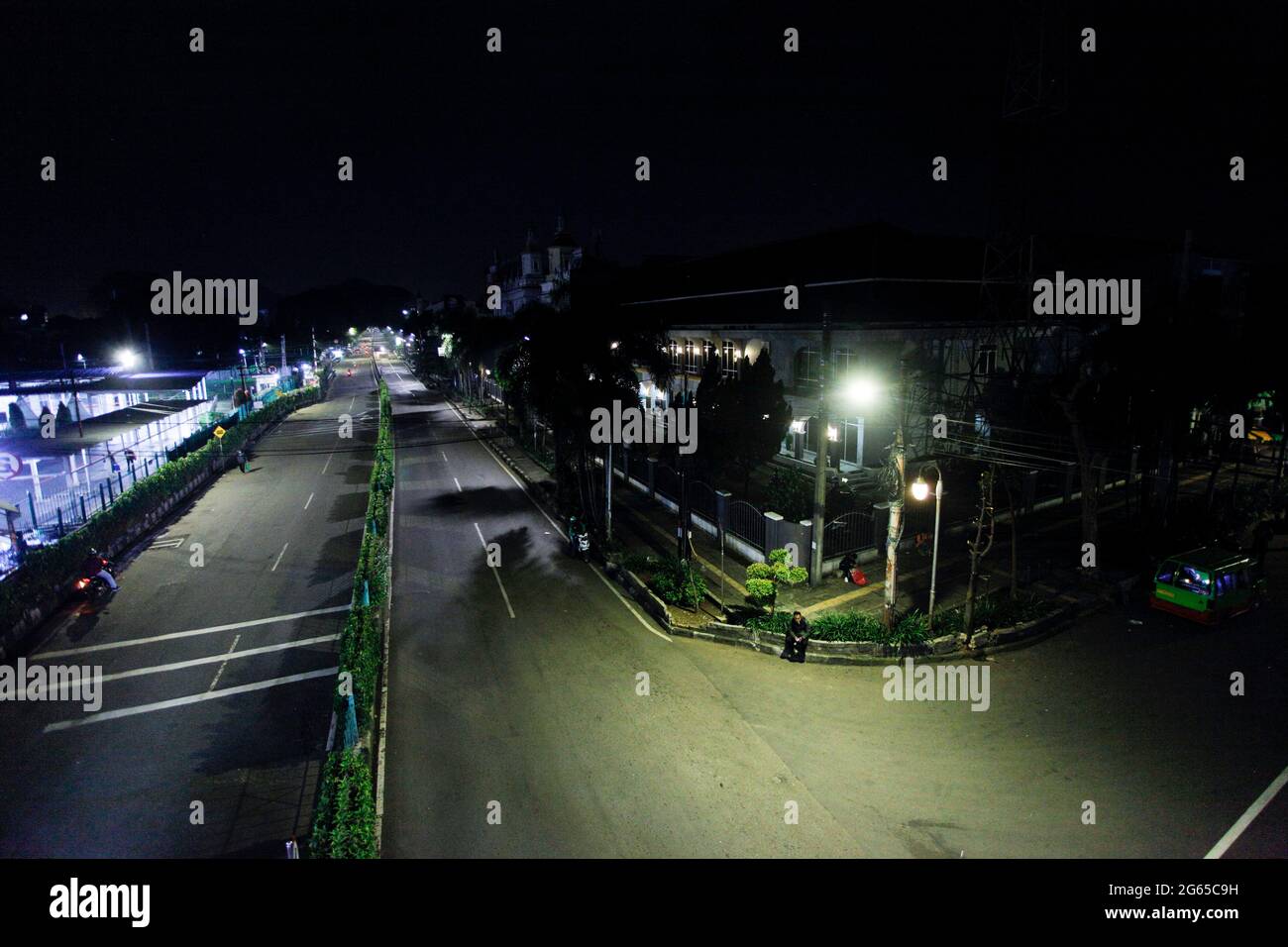 Bogor, Indonesia. 02 luglio 2021. Una vista vuota strada durante un coprifuoco per frenare la diffusione del Coronavirus Covid-19 a Bogor, Indonesia il 2 luglio 2021. Un giorno prima dell'attuazione delle restrizioni di emergenza a Java e Bali sulle attività comunitarie dal 3 al 20 luglio. (Foto di Adriana/INA Photo Agency/Sipa USA) Credit: Sipa USA/Alamy Live News Foto Stock