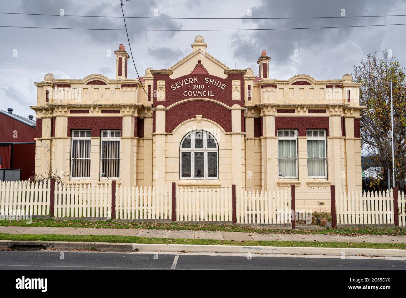 Vista della parte anteriore dello storico edificio del consiglio di Severn Shire, ora utilizzato dal servizio di vigili del fuoco rurale, Glen Innes, NSW Australia Foto Stock