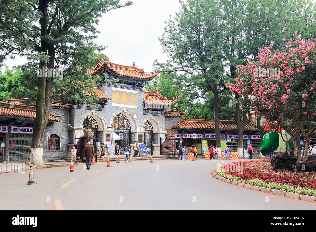 KUNMING, CINA - GIU 28 : ingresso al parco di Daguan. Il famoso parco comprende 300 acri di laghetti, giardini ornamentali di roccia, padiglioni, sentieri tortuosi a Foto Stock