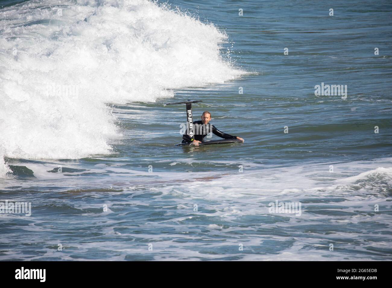 L'uomo australiano surfing a Sydney su un aliscafo trefoil surf board, Sydney Ocean, Australia Foto Stock
