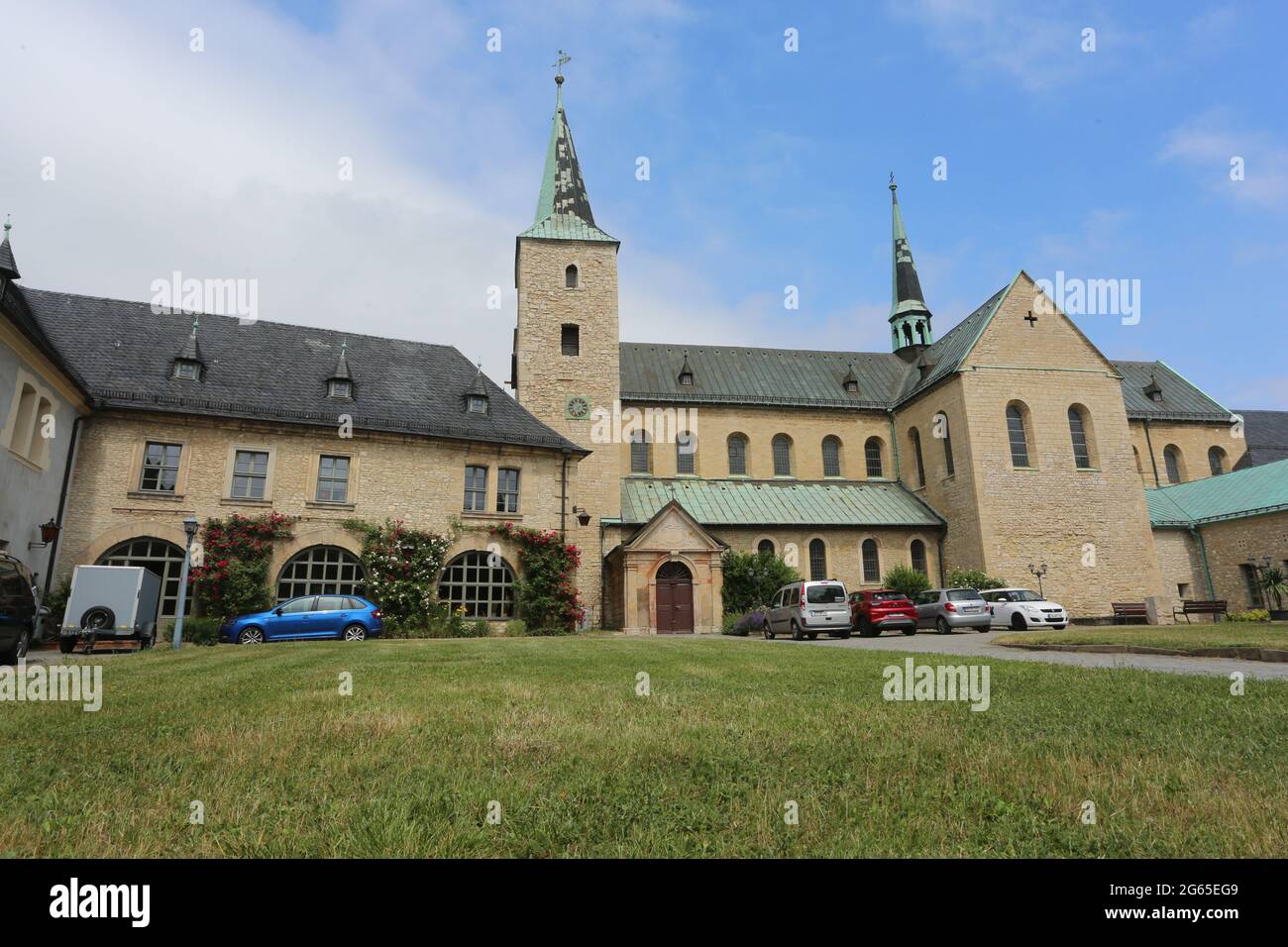 Dingelstedt, Germania. 02 luglio 2021. Vista sulla chiesa del monastero nel monastero di Huysburg. Sabato, il direttore spirituale della casa ospite e congressuale, Fratel James Wilhelm, riceve il Premio romanico 2021. Credit: Fahren/dpa-Zentralbild/ZB/dpa/Alamy Live News Foto Stock