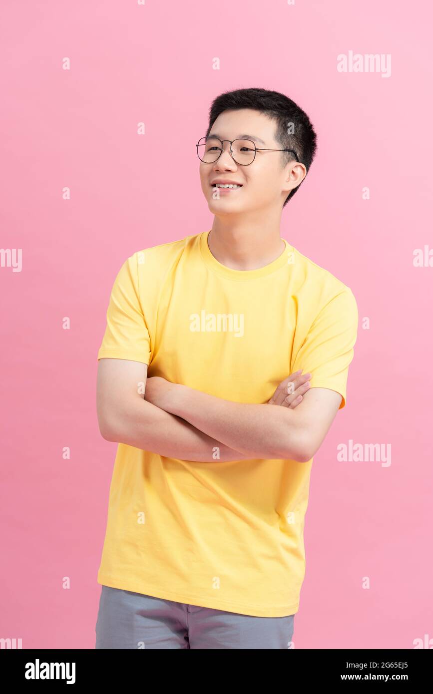 Ritratto di un bel uomo asiatico con gli occhiali attraversando le sue braccia Foto Stock