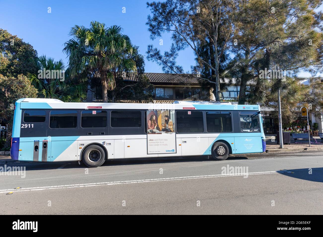 L'autobus dei trasporti pubblici di Sydney è parcheggiato presso una fermata dell'autobus a North Sydney, NSW, Australia Foto Stock
