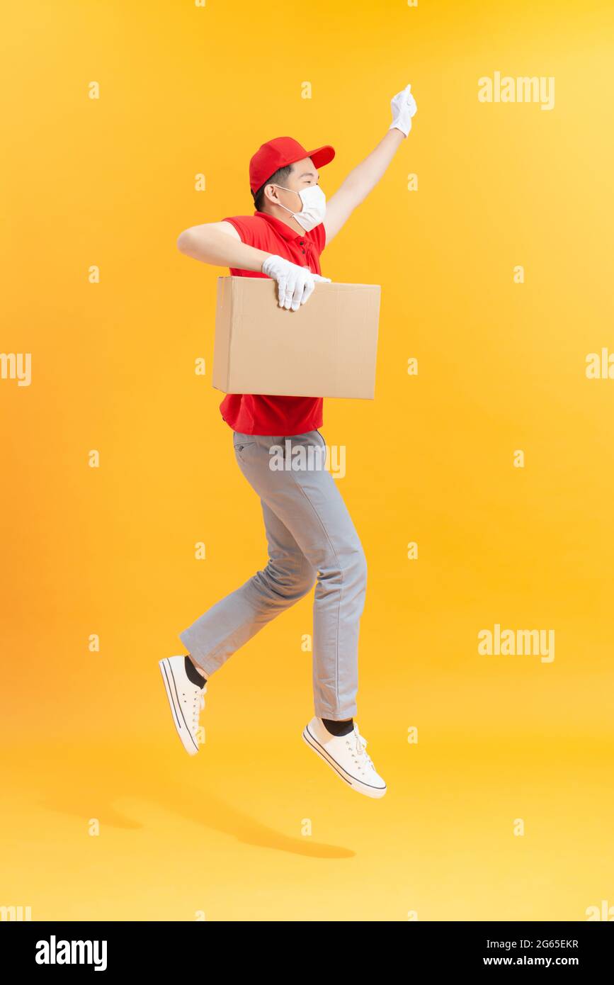 Corrieri maschi in maschera medica e guanti protettivi con scatole Foto Stock