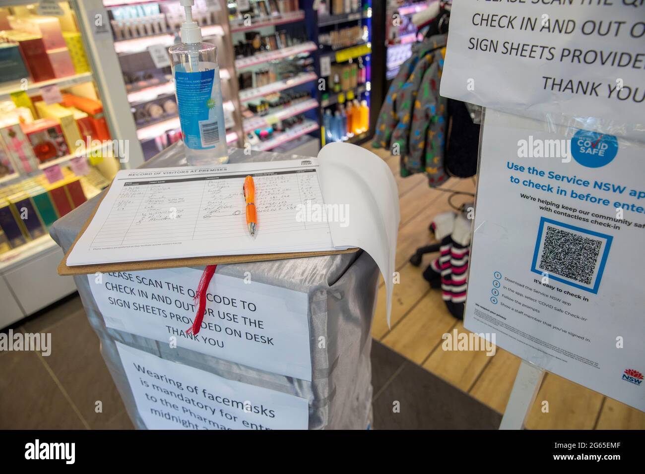 Chimico australiano durante il covid 19 che chiede ai clienti di scansionare il codice QR o di registrare manualmente la loro presenza per aiutare il tracciamento del contratto in NSW, Australia Foto Stock