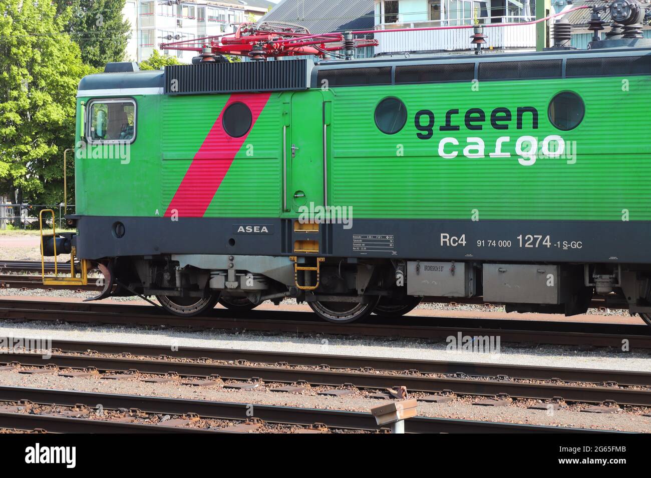 Karlstad, Svezia - 30 giugno 2021: Operatore svedese del treno merci Green Cargo Electric locomotice classe RC4. Foto Stock