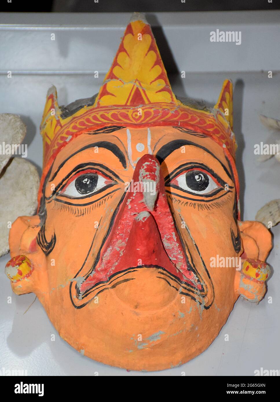 Maschera tradizionale che sono conosciuti come Mukha localmente nella coltura assamese esposta al parco delle orchidee in Kaziranga Foto Stock