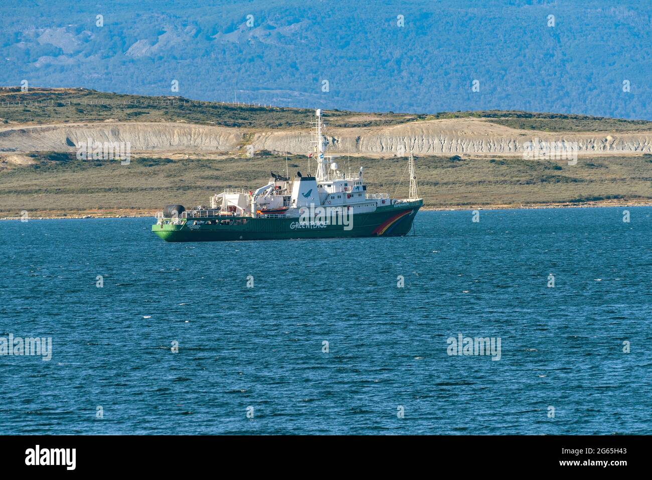 La nave greenpeace Esperanza nel canale Beagle di fronte alla città Ushuaia, Patagonia, Argentina Foto Stock