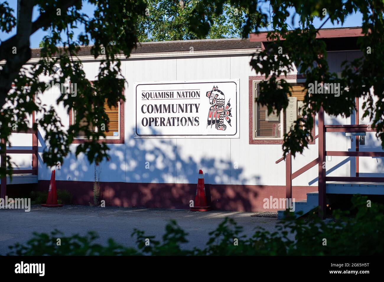 N Vancouver, BC, Canada - 07-01-2021: Squamish Nation Community Operations Building. Essi assicurano che tutti i membri sono trattati in modo equo, e sono finanziariamente r Foto Stock