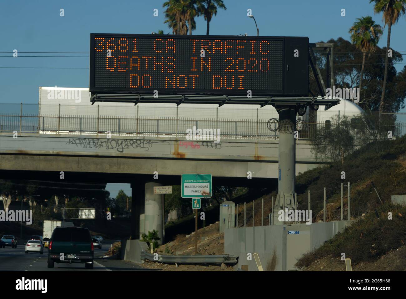 Un advisory DUI su una bacheca Caltrans sulla statale 60 Freeway, venerdì 2 luglio 2021, a Los Angeles. Foto Stock