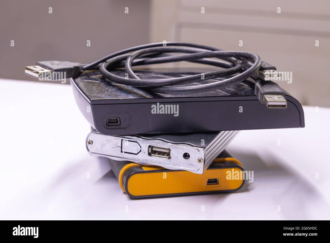 Dischi rigidi utilizzati per memorizzare i dati del computer impilati insieme Foto Stock