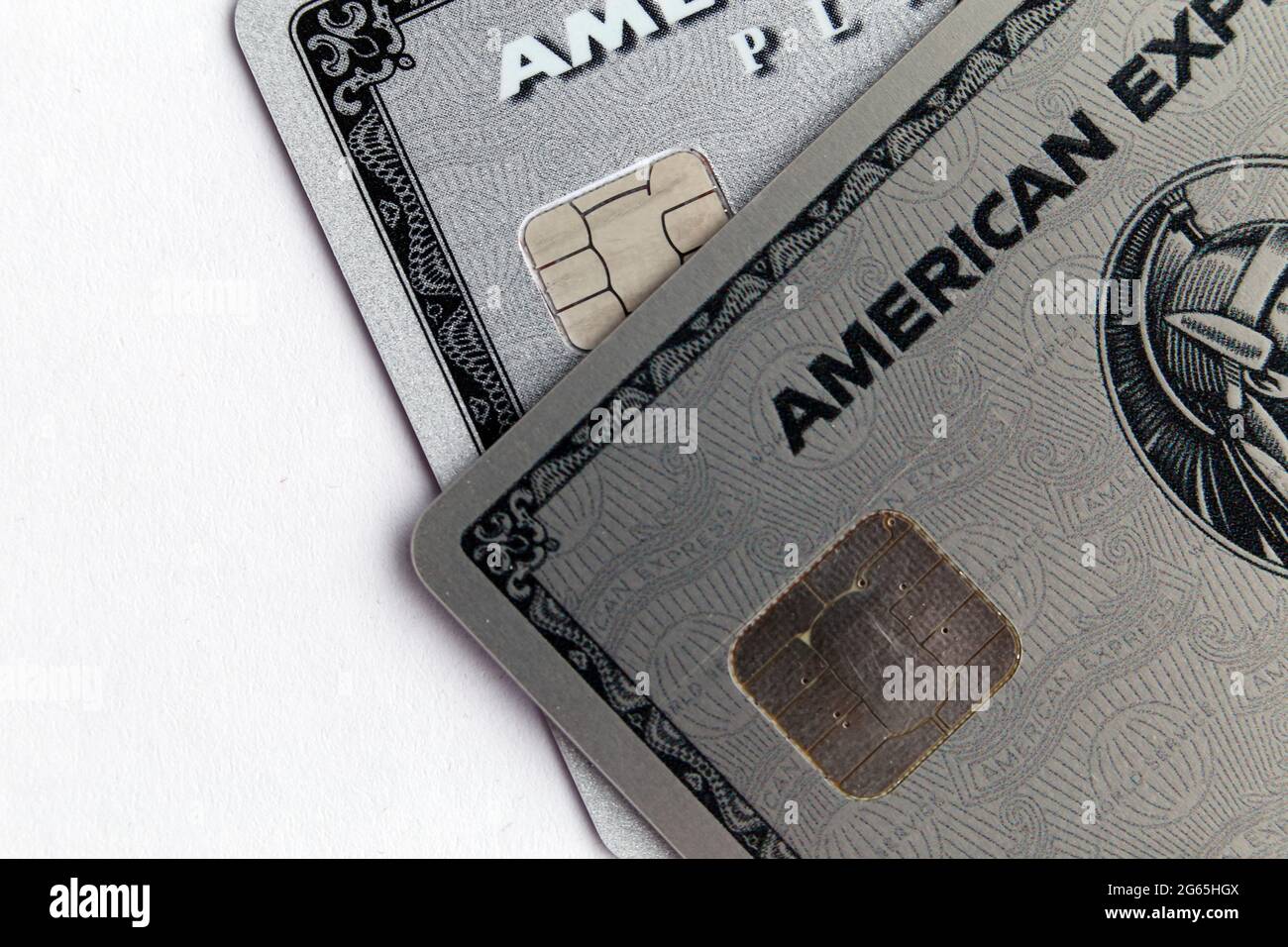Carte American Express Platinum (Amex Platinum) in primo piano: Una carta di plastica e una nuova in metallo. Aprile 2020, Espoo, Finlandia. Foto Stock