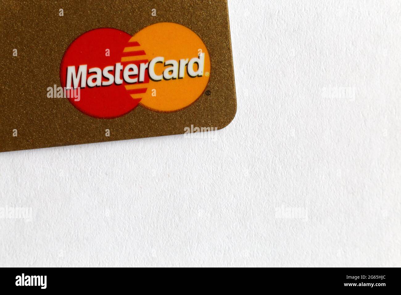 Carta di credito/debito Mastercard Gold con opzione di pagamento contactless in primo piano. Scheda perfetta per vivere di lusso. Aprile 2020, Espoo, Finlandia. Foto Stock