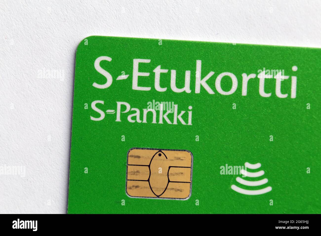 S carta Bonus di S-Pankki (S-Bank). Carta di debito verde che può essere utilizzata per i pagamenti e ottenere benefici in Finlandia. Aprile 2020, Espoo, Finlandia. Foto Stock