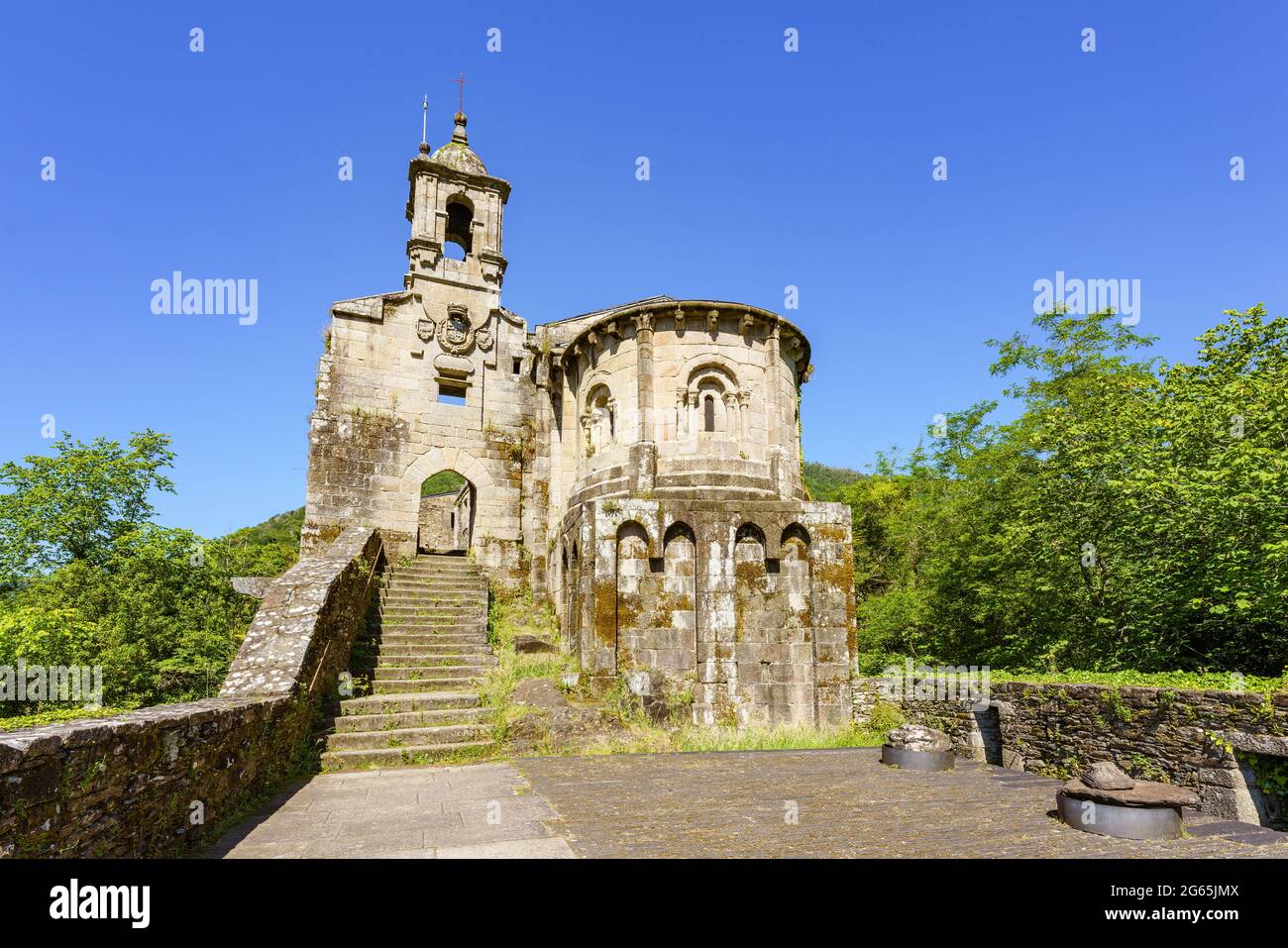 Monastero romanico del X secolo di Caaveiro nel Parco Naturale di Fragas do Eume, Galizia, Spagna Foto Stock