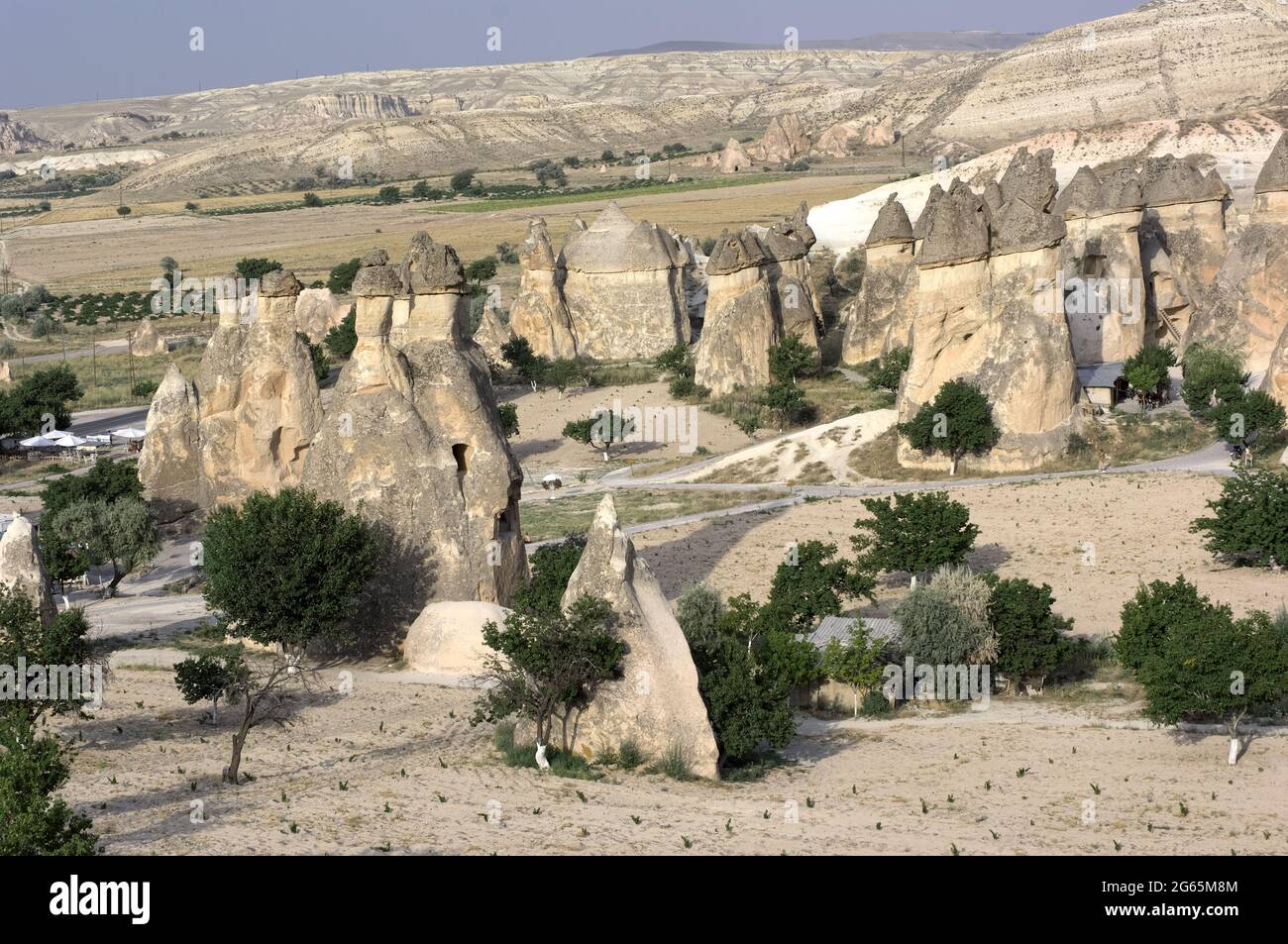 Punto di riferimento della natura in Turchia i camini delle fate sono formazioni rocciose vulcaniche in Cappadocia vicino Zelve Foto Stock