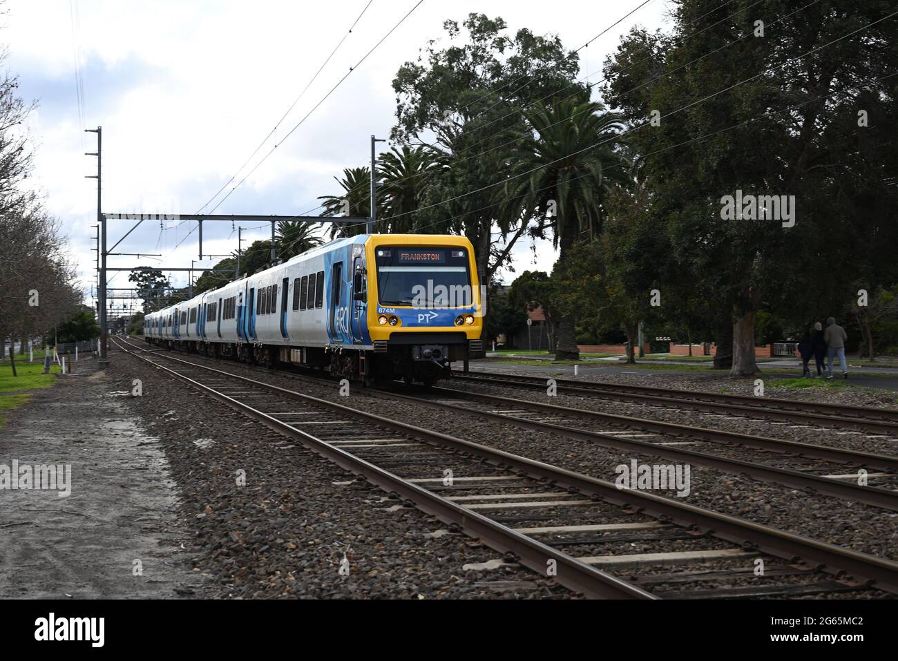 Un treno metropolitano Melbourne operava X'Trapolis 100, poco dopo aver lasciato la stazione di Glenhuntly, diretto a Frankston Foto Stock