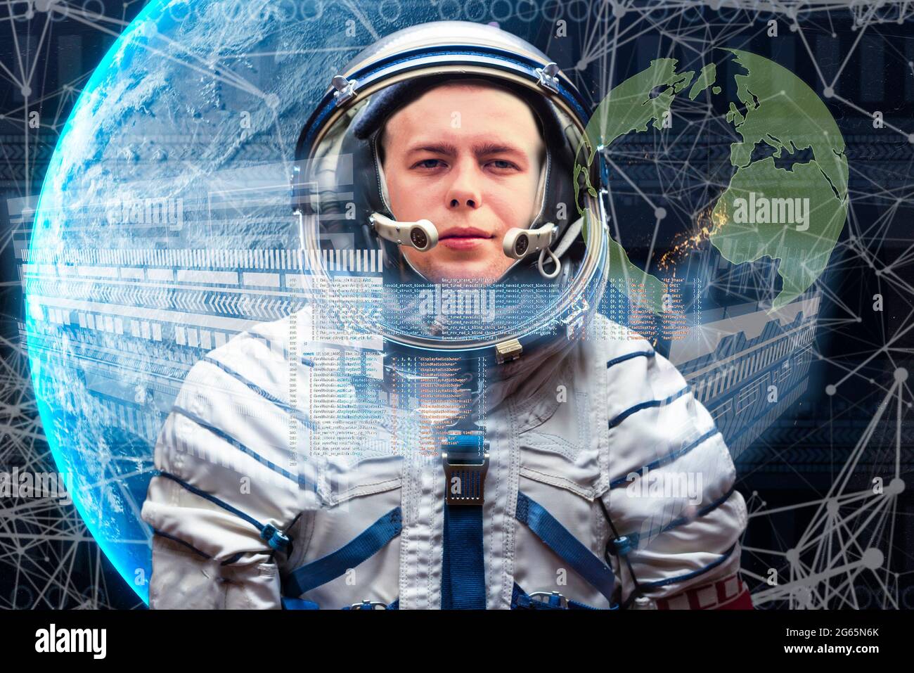 giovane astronauta in tuta spaziale con casco futuristico con interfaccia virtuale Foto Stock