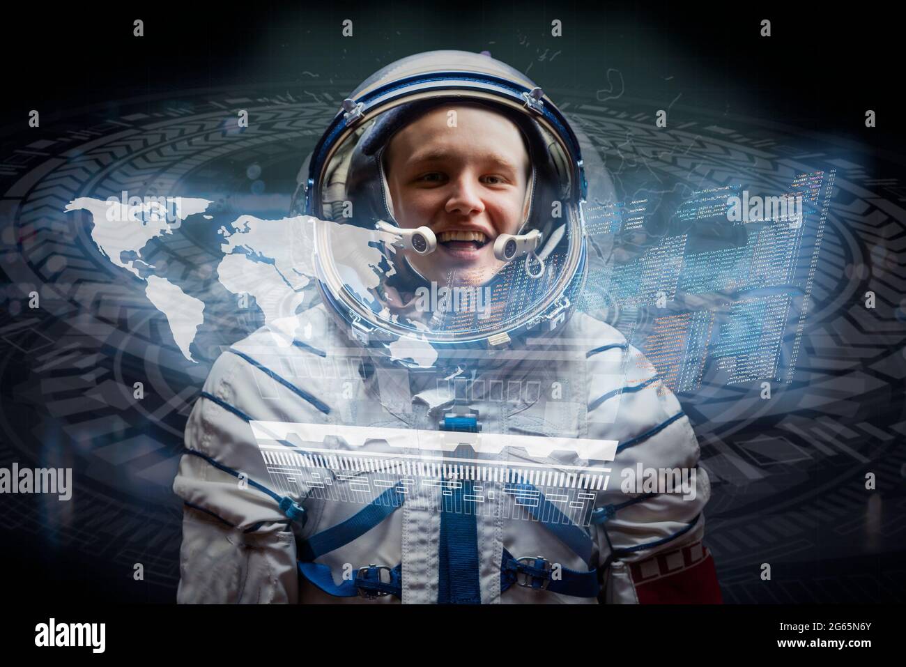 giovane astronauta in tuta spaziale con casco futuristico con interfaccia virtuale Foto Stock