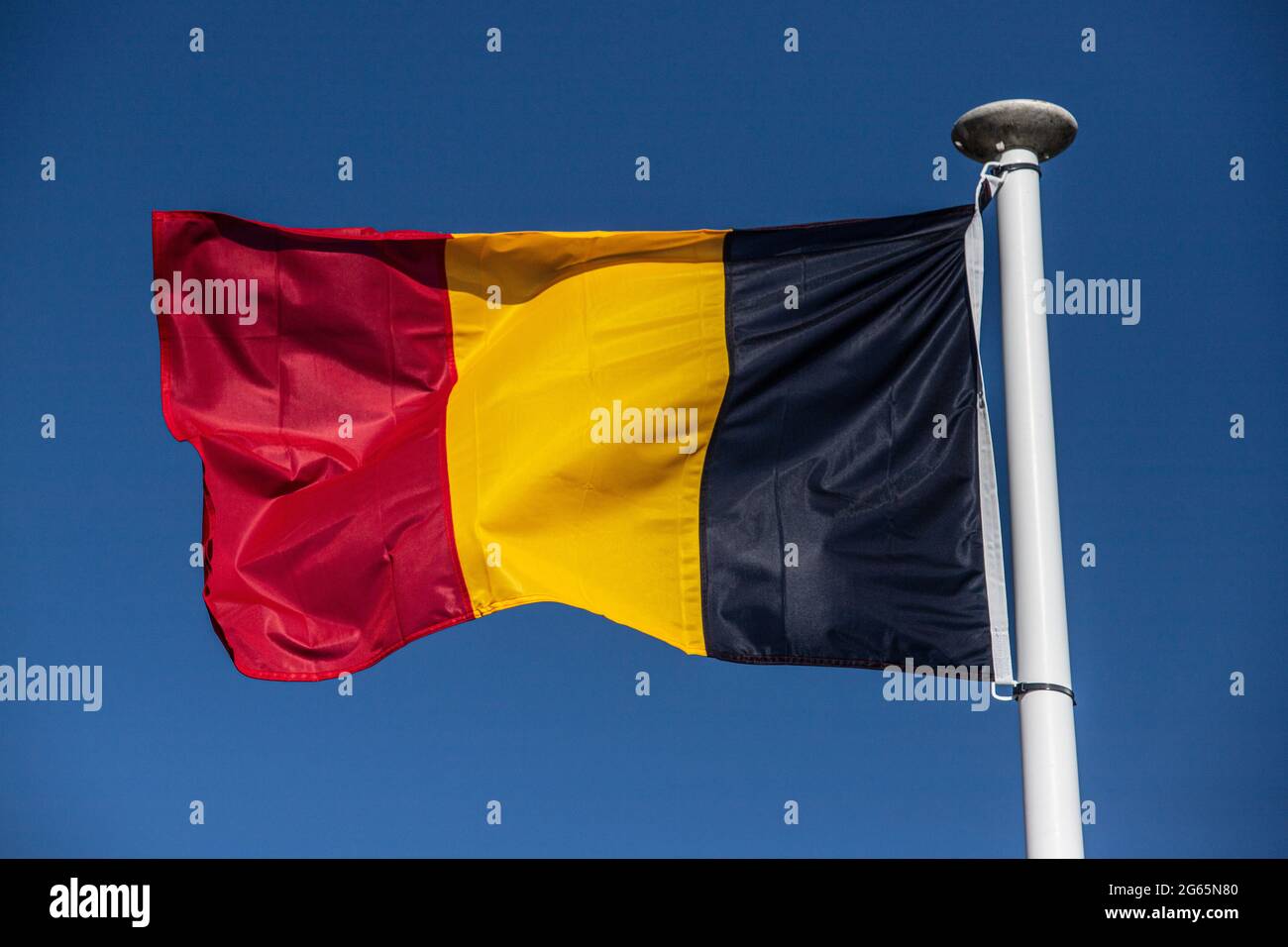 Bandiera belga in cielo blu Foto Stock