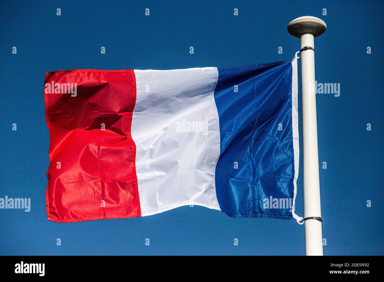 Bandiera francese in cielo blu soffia Foto Stock