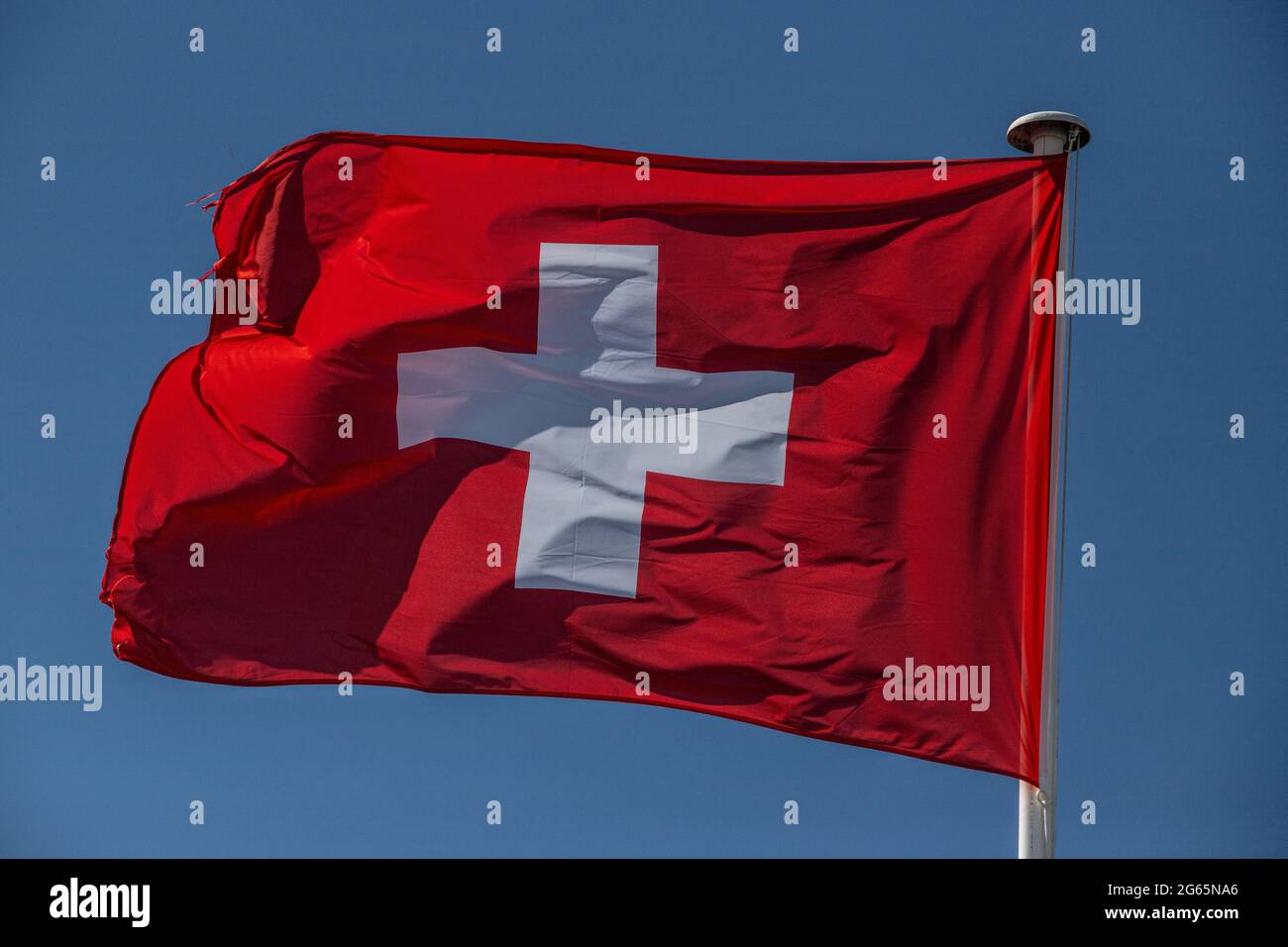 Bandiera della Svizzera in cielo blu Foto Stock
