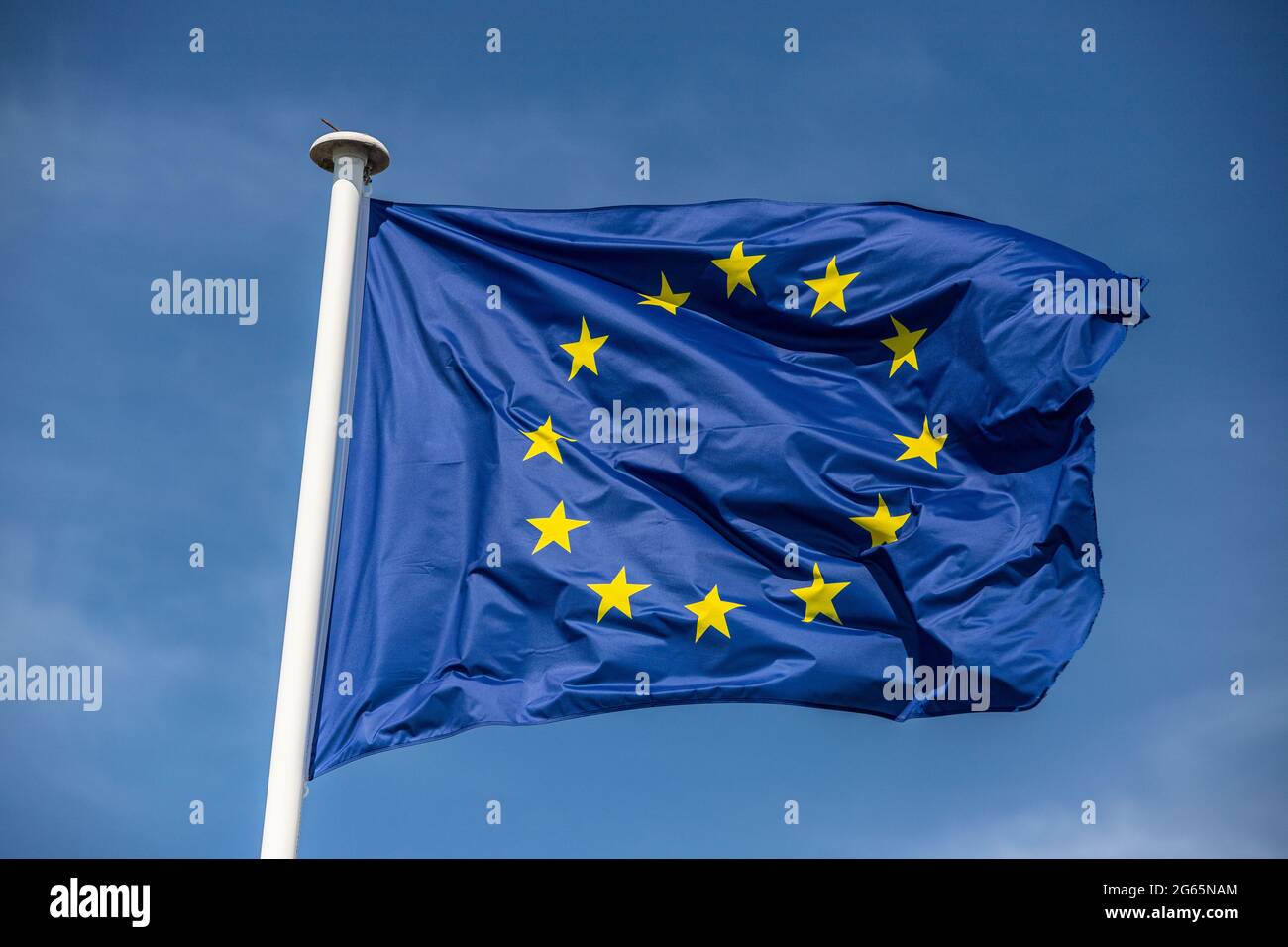bandiera europea in cielo blu Foto Stock