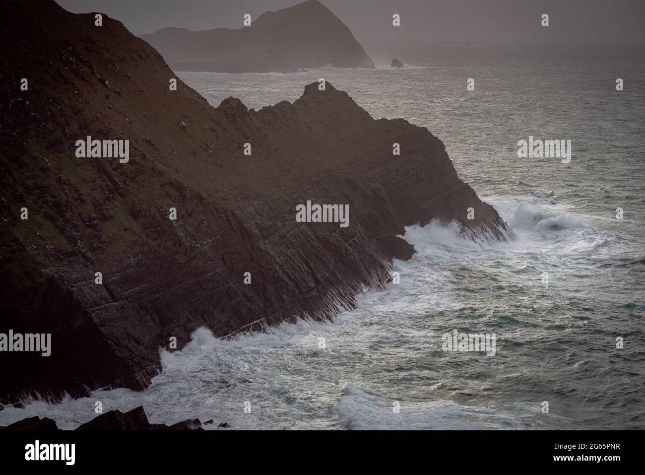 Onde del mare che si infrangono sulle scogliere in Irlanda Foto Stock