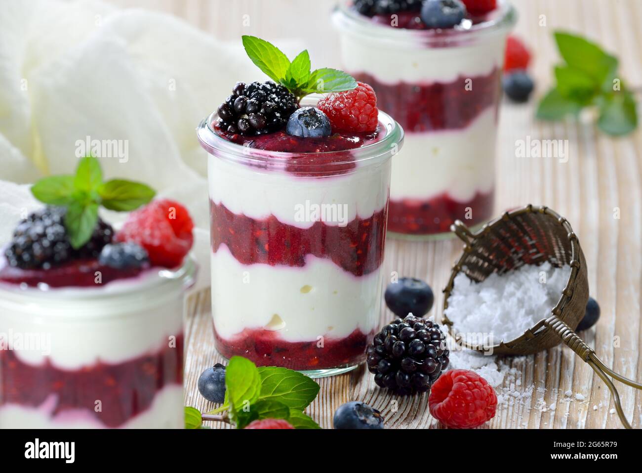 Dessert estivo leggero e fresco con cagliata, yogurt e frutti di bosco freschi Foto Stock