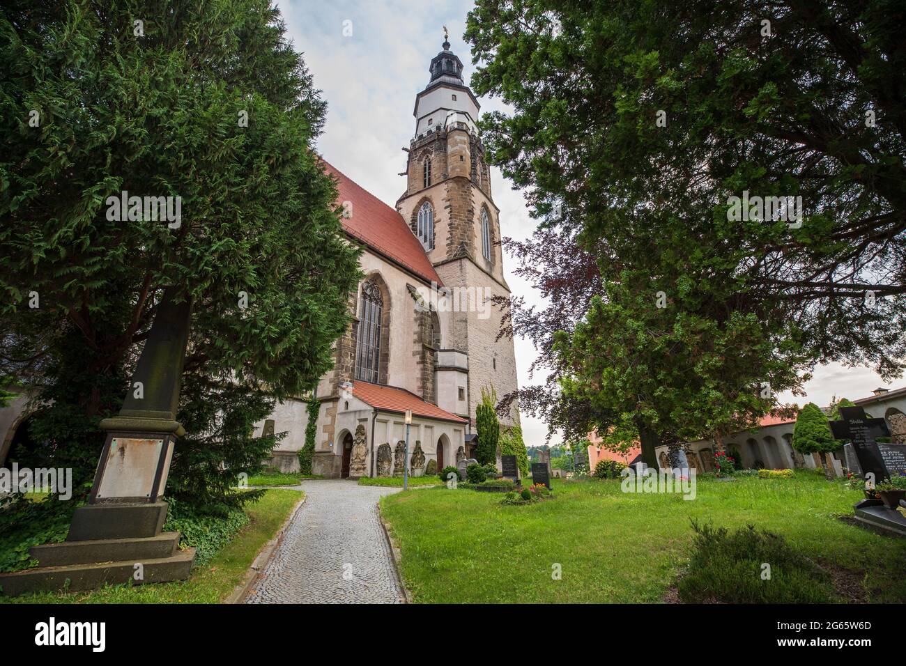 Kamenz, Germania. 02 luglio 2021. La principale chiesa protestante di San Marien dall'anno 1430 è un punto di riferimento della città sassone. Lo scrittore, pensatore e spirito libero Gotthold Efraim Lessing fu battezzato in questa chiesa nel 1729. Credit: Daniel Schäfer/dpa-Zentralbild/ZB/dpa/Alamy Live News Foto Stock