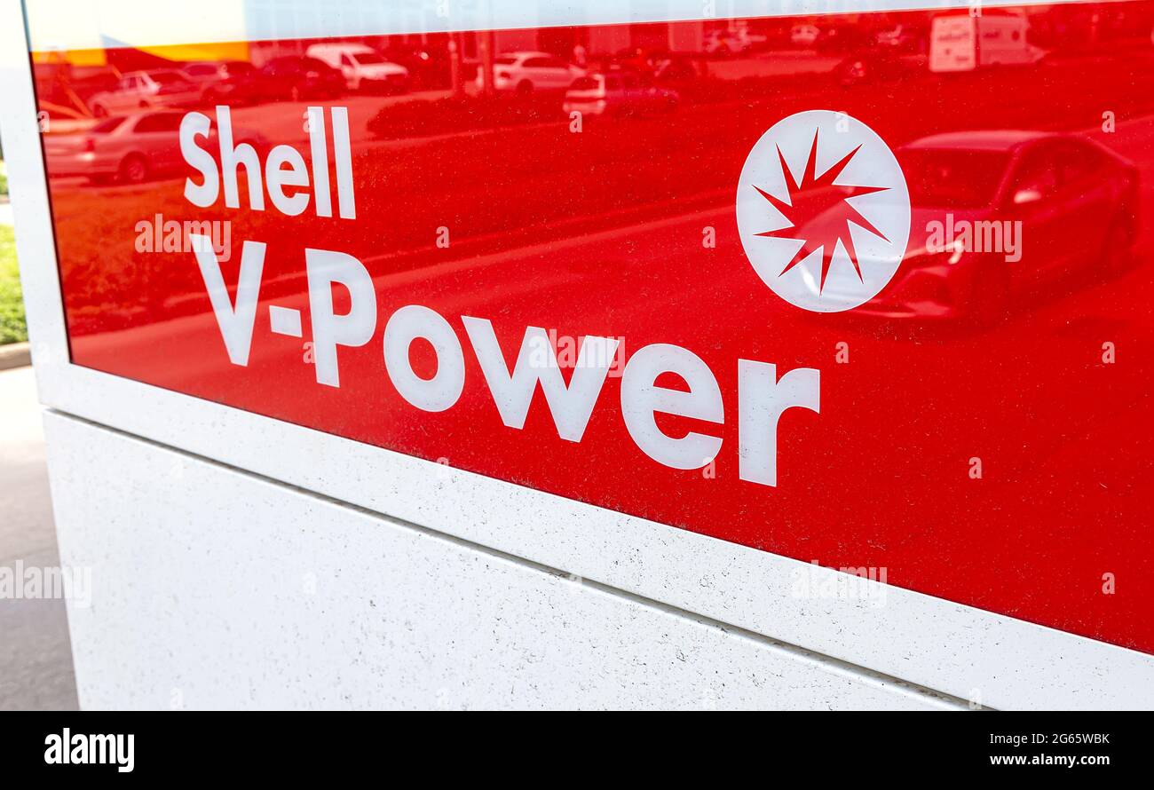 Samara, Russia - 2 luglio 2021: Cartello Shell V-power presso la stazione di rifornimento Shell. Royal Dutch Shell è una multinazionale anglo-olandese composta di petrolio e gas Foto Stock